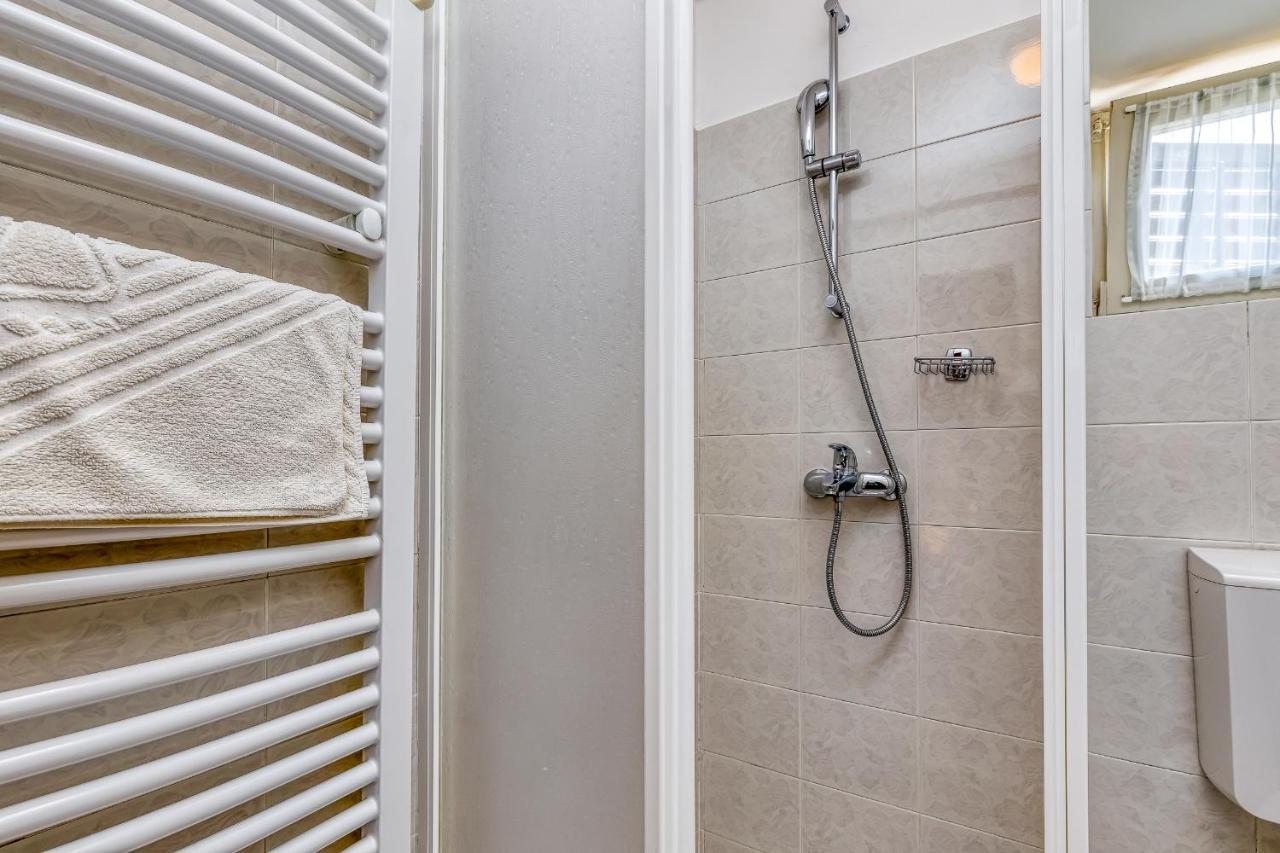 Matea Rooms Funtana Ngoại thất bức ảnh